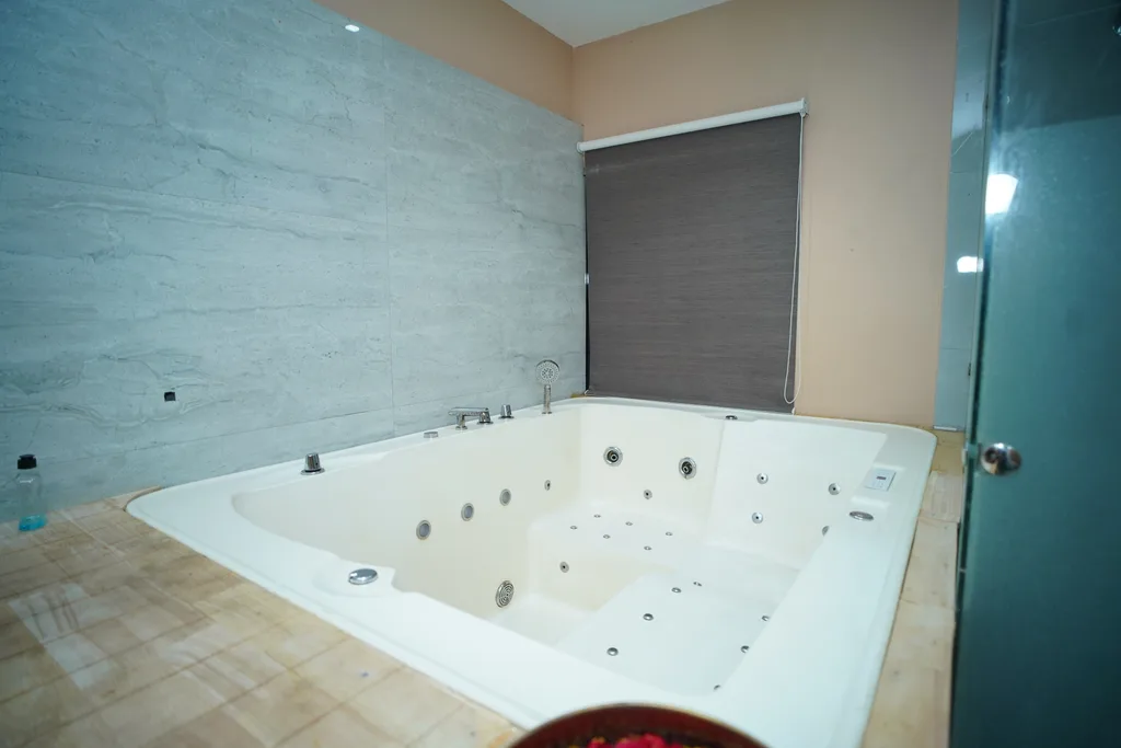 Private jacuzzi at The Zen Spa & Lounge, Guntur