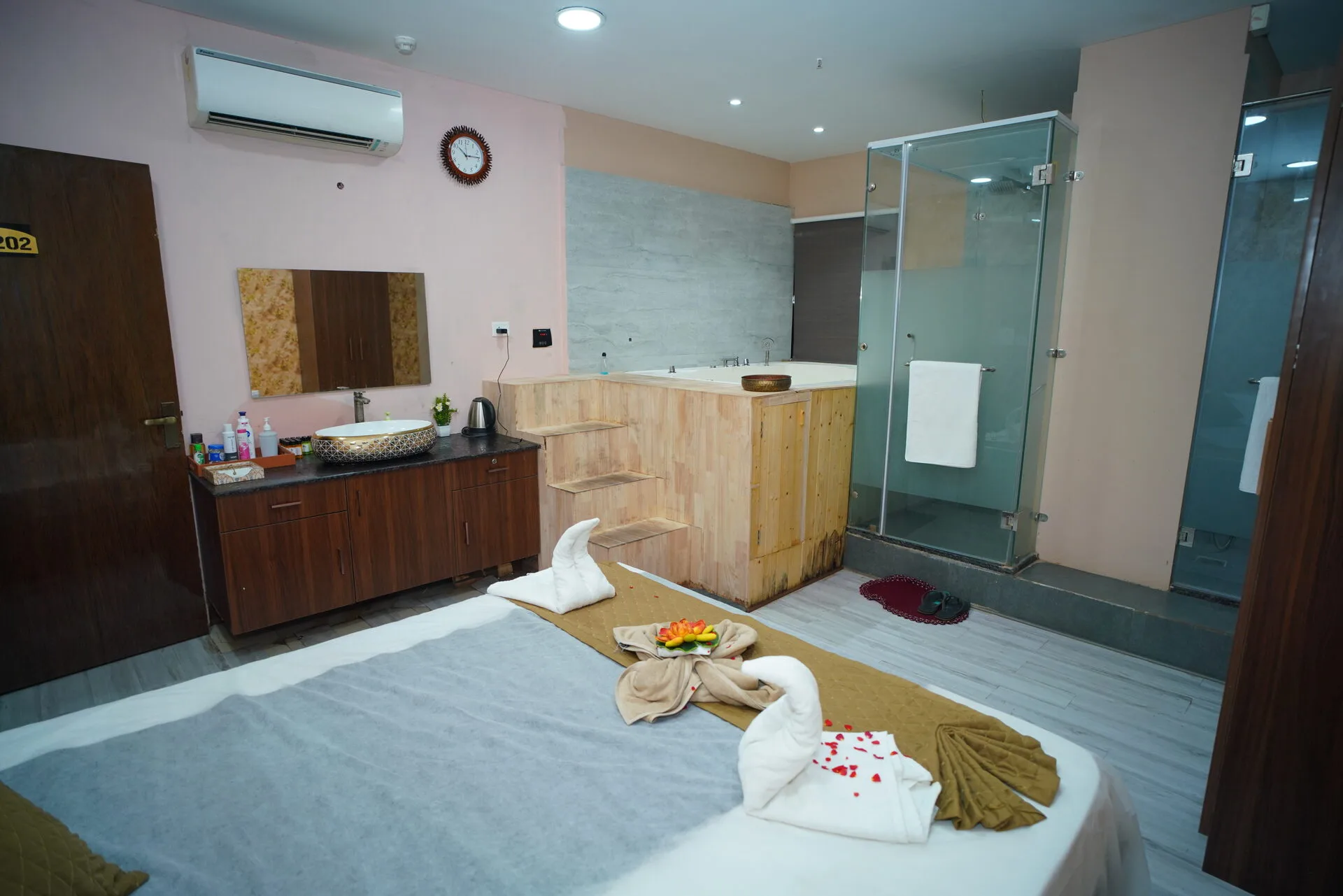 Couples massage suite at The Zen Spa & Lounge, Guntur